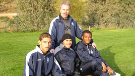 Владимир Константинов с игроками «Крыльев» Мойзесом, Соузой и Леилтоном.