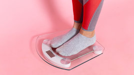 Девушка взвешивается на весах