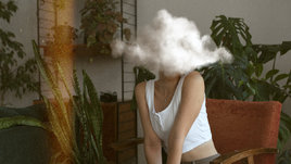 Молодая девушка в полный рост с облаком вместо головы