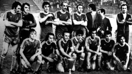 Футболисты тбилисского «Динамо» с завоеванным трофеем Кубка кубков.