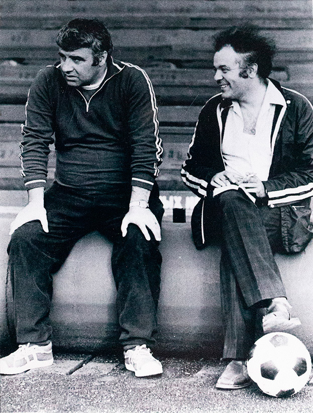 Нодар Ахалкаци (слева) дает интервью журналисту Валерию Винокурову.