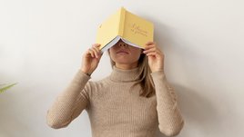 Девушка смотрит в книгу