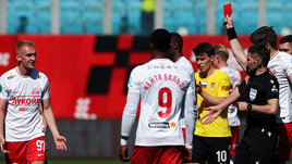 «Денисов даже не касался Бикела — какая желтая?!» Хусаинов — о судейском скандале в матче «Спартака»