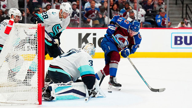 Валерий Ничушкин атакует ворота «Сиэттла». Валерий Ничушкин атакует ворота «Сиэттла».