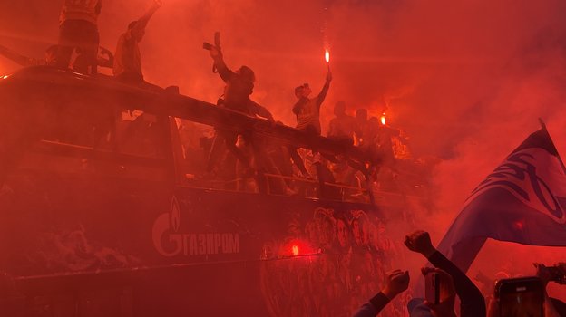 Фаер-шоу от болельщиков и игроков «Зенита» во время чемпионского парада по Санкт-Петербургу.