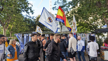 Болельщики около стадиона «Сантьяго Бернабеу» перед матчем «Реала»