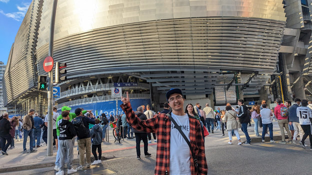 Корреспондент «СЭ» Рустам Имамов перед стадионом «Сантьяго Бернабеу». Корреспондент «СЭ» Рустам Имамов перед стадионом «Сантьяго Бернабеу»