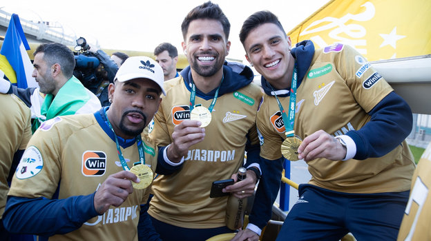 Футболисты «Зенита» во время чемпионского парада в Санкт-Петербурге