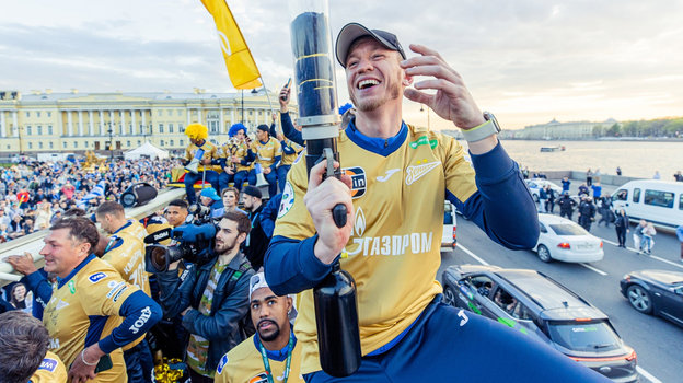 Футболисты «Зенита» во время чемпионского парада в Санкт-Петербурге