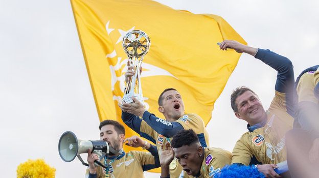 Футболисты «Зенита» во время чемпионского парада в Санкт-Петербурге