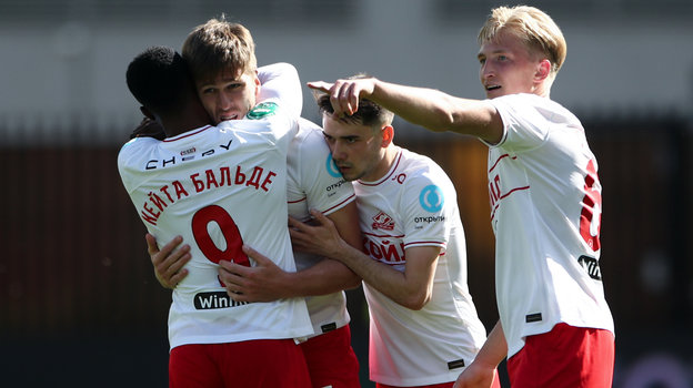 Радость спартаковцев после гола Александра Соболева.