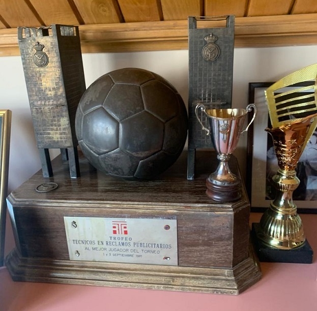 Приз лучшему игроку турнира в Мадриде, после которого Владимира Гуцаева в 1981 году хотел взять «Реал». Приз лучшему игроку турнира в Мадриде, после которого Владимира Гуцаева в 1981 году хотел взять «Реал»