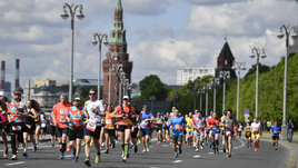 Участники марафона во время забега по улицам Москвы