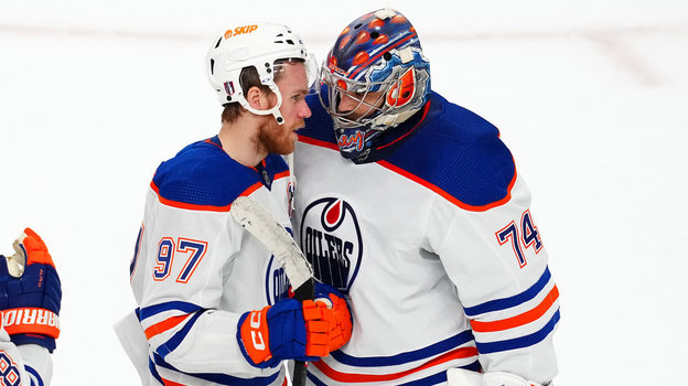 Капитан «Эдмонтона» Коннор Макдэвид и голкипер Стюарт Скиннер.