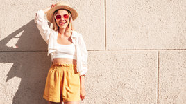 Девушка в топике, шортах и летней шляпе