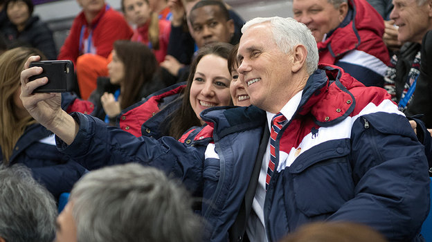 Сара Хьюз и американский политик Майк Пенс.