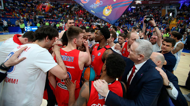 Армейцы празднуют завоеванные медали. Армейцы празднуют завоеванные медали.