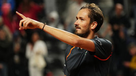 Медведев снова укротил Зверева. Россиянин стильно вышел в четвертьфинал «мастерса» в Риме