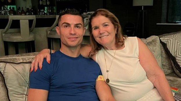 Криштиану Роналду с мамой Долореш Авейру.