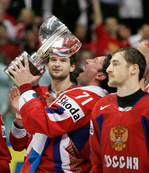 Илья Ковальчук с кубком чемпионов.