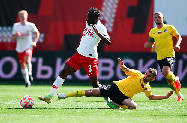 Виктор Мозес с мячом в матче «Спартака» и «Химок». Виктор Мозес с мячом в матче «Спартака» и «Химок».