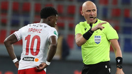 Футболист Квинси Промес и судья Сергей Карасев.
