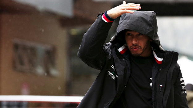 Пилот Льюис Хэмилтон.