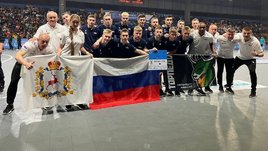 Наши футболисты играют на Кубке мира с командами США, Испании, Канады. После разгрома японцев вышли с российским флагом