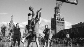 «Сабонис разорвал американцев в тапках и после пива». Как звезды НБА сыграли на Красной площади