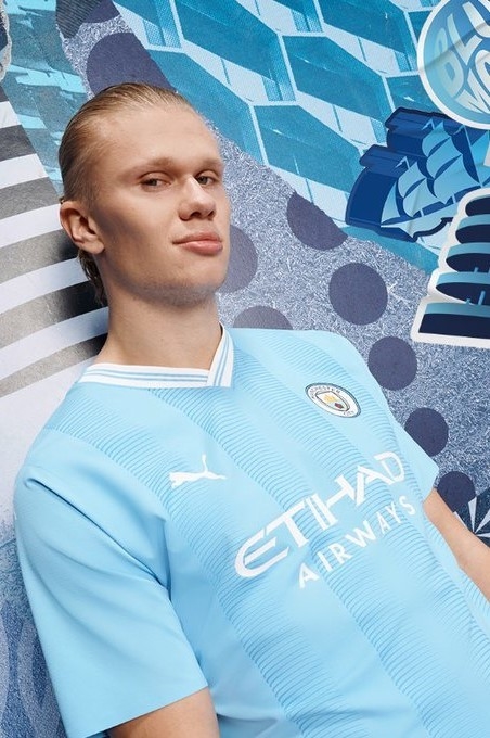 Эрлин Холанн в новой форме «Манчестер Сити».