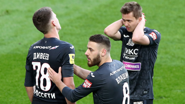 Футболисты Игорь Дивеев, Никола Влашич, Иван Обляков