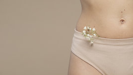 Молодая девушка испытывает боли при менструации