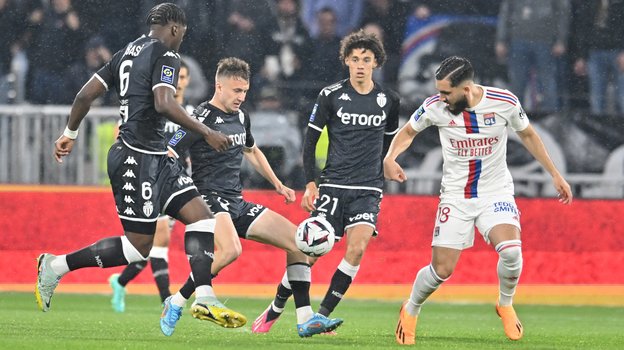 Александр Головин (слева) против Райана Шерки в матче «Лион» — «Монако» (3:1) 19 мая.