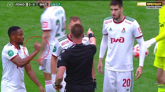 Франсуа Камано выпрашивает желтую карточку для Аппаева.