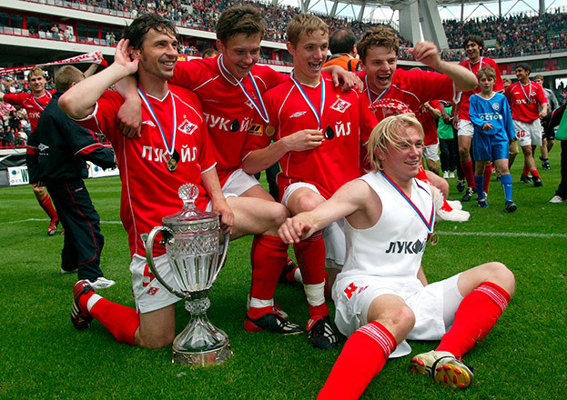 Владислав Ващук (слева) в 2003 году празднует завоевание Кубка России.