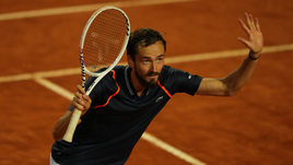 Медведев вышел в финал со смехом и танцами. Россиянин творит историю на «мастерсе» в Риме