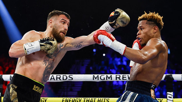 Василий Ломаченко и Девин Хейни. Боксеры Василий Ломаченко и Девин Хейни во время боя.