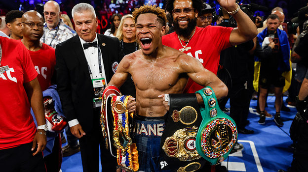 Девин Хейни празднует победу. Боксер Девин Хейни празднует победу.