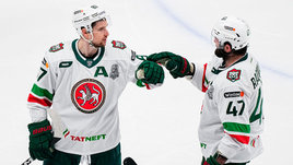 Хоккеисты «Ак Барса» Вадим Шипачев и Александр Радулов.