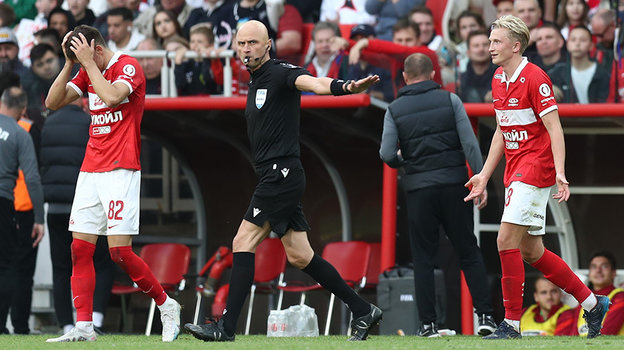 Арбитр Сергей Карасев.