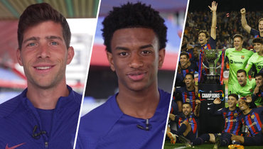 Сержи Роберто и Алехандро Бальде и футболисты «Барселоны» с чемпионским кубком