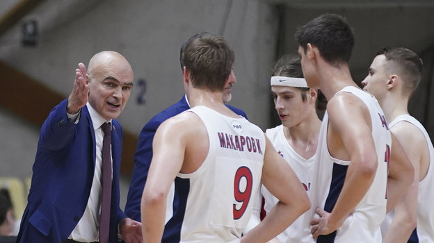 Предраг Бадняревич c баскетболистами второй команды ЦСКА.