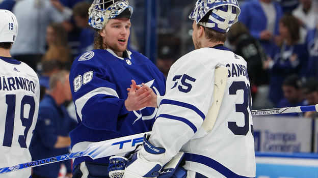 Андрей Василевский и Илья Самсонов во время рукопожатия команд после серии «Тампы» и «Торонто».
