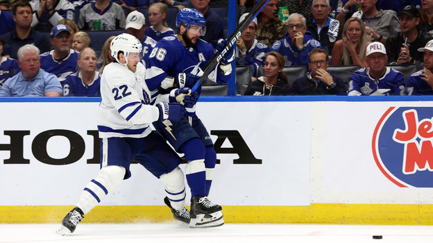 Никита Кучеров (№86) против Джейка Маккейба в третьем матче серии «Тампы» и «Торонто» 22 апреля в Тампе.