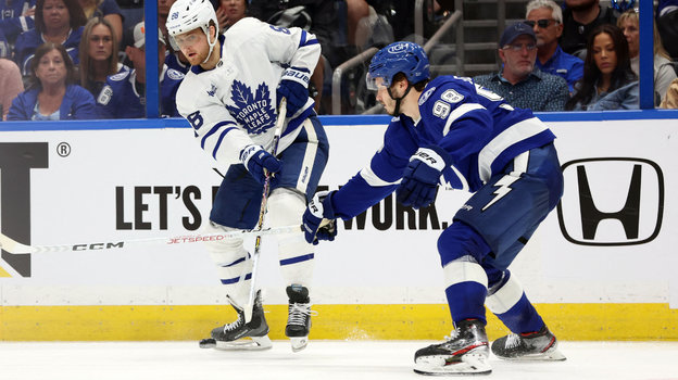 Михаил Сергачев (№98) против Вильяма Нюландера в третьем матче серии «Тампы» и «Торонто» 22 апреля в Тампе.