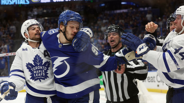 Михаил Сергачев (№98) во время потасовки с Остоном Мэттьюсом (№34) и Морганом Райлли в третьем матче серии «Тампы» и «Торонто» 22 апреля в Тампе.