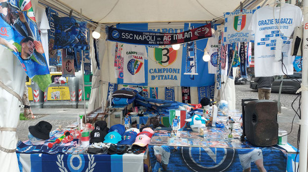 Атрибутика «Наполи» на улицах Неаполя.