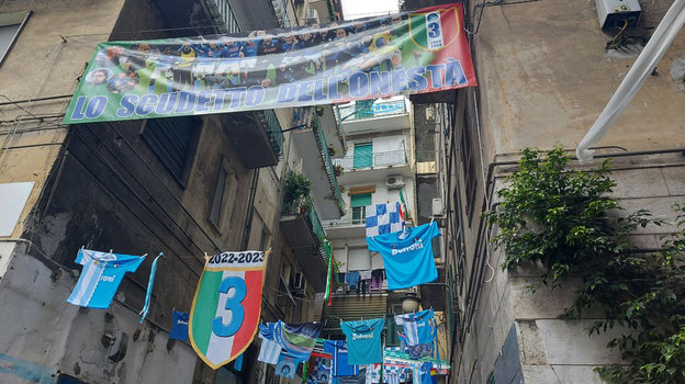 Атрибутика «Наполи» на улицах Неаполя. Атрибутика «Наполи» на улицах Неаполя