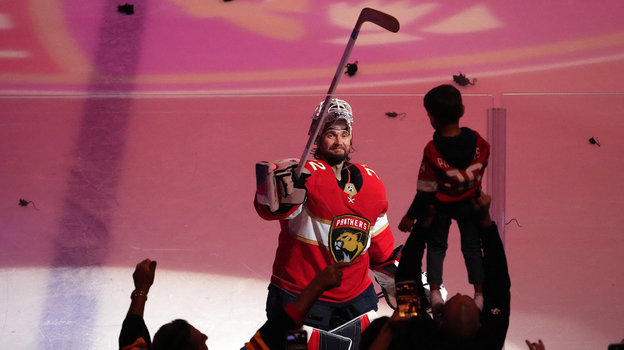 Сергей Бобровский дарит клюшку зрителям после матча «Флорида» — «Каролина» (1:0).