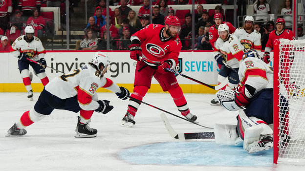 Сергей Бобровский отражает атаку Джордана Стаала в первом матче серии «Каролина» — «Флорида» (2:3 4ОТ) в Роли 18 мая.